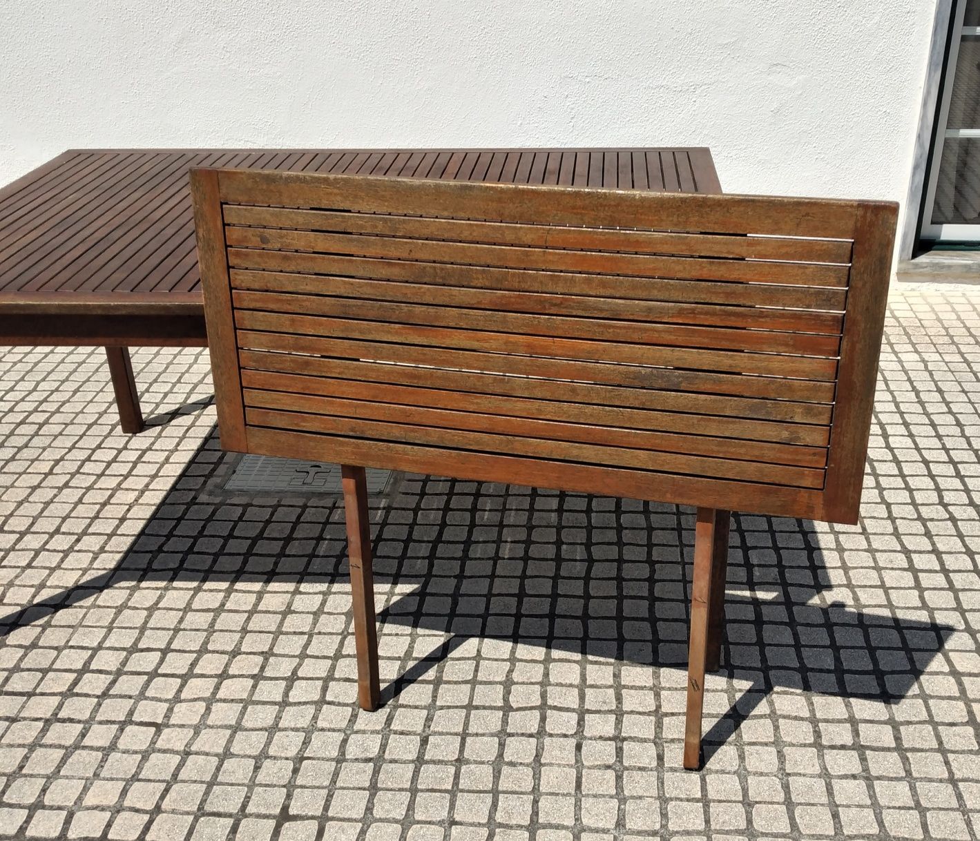Mesa e 8 Cadeiras de Jardim em Madeira. Torres Vedras.