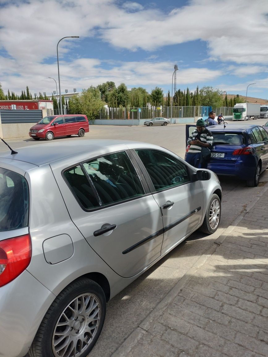 Clio 3 em bom estado de uso ,  sta funcionando muito bem