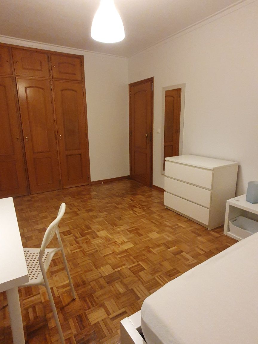 Aluga-se quarto muito espaçoso e com varanda fechada - São Mar