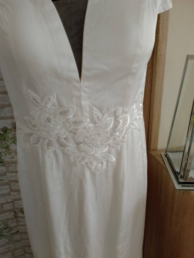 Suknia ślubna zdobiona z trenem sweep