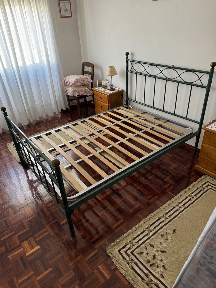 Cama de ferro com estrado