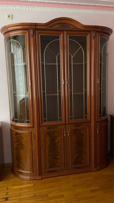 ІТАЛІЯ Сервант +2 тумби + Стіл (в подарунок) дерево як нові