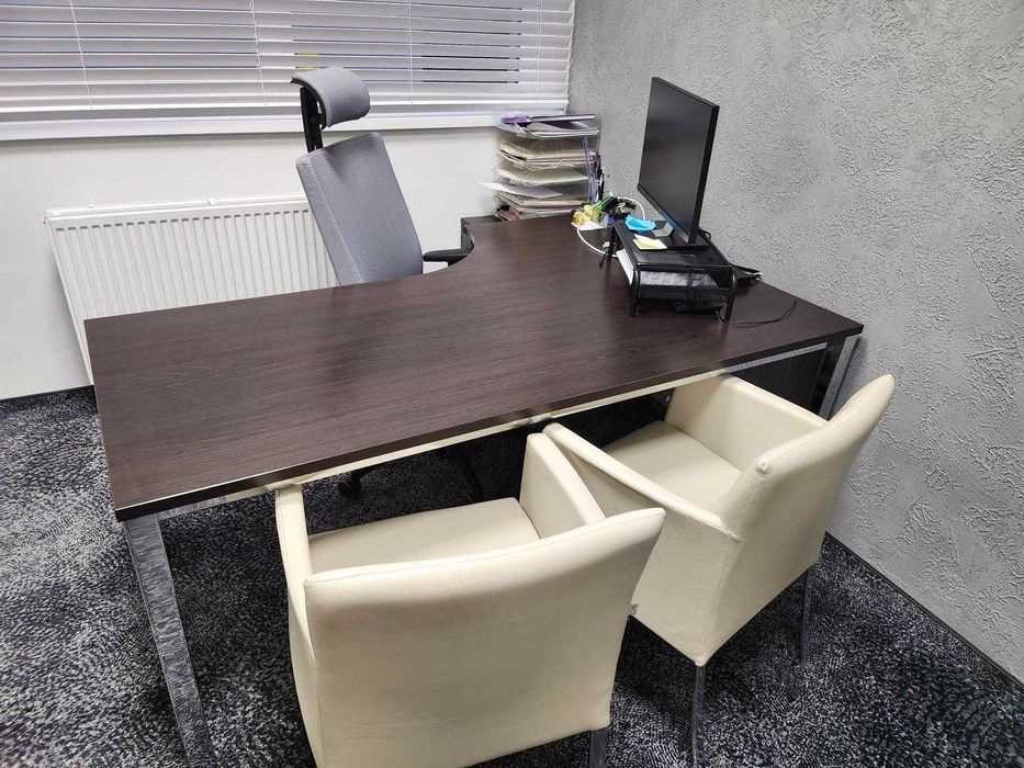 Biurko gabinetowe premium – masywny blat, metalowe nogi