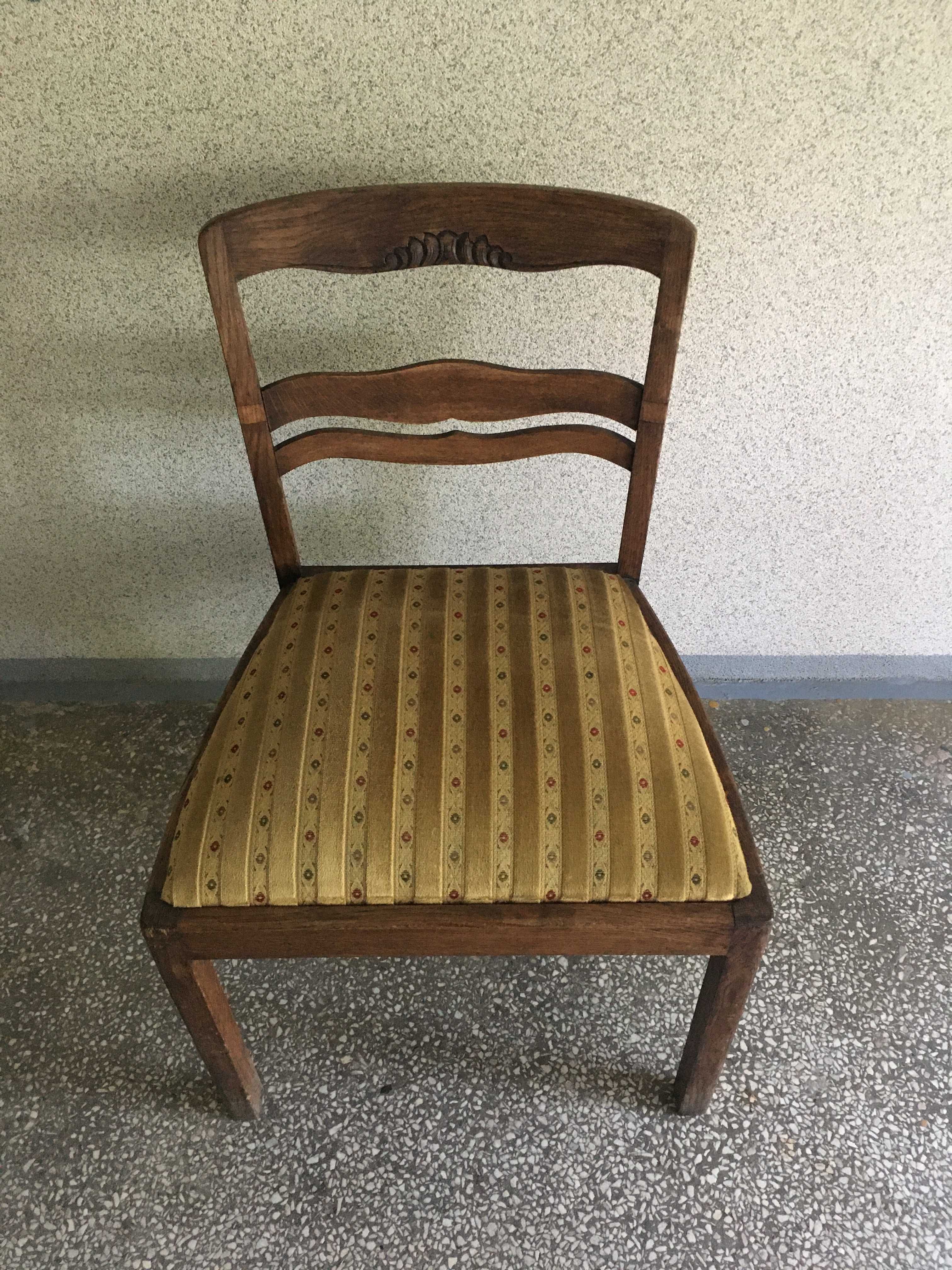 Zabytkowe drewniane krzesła