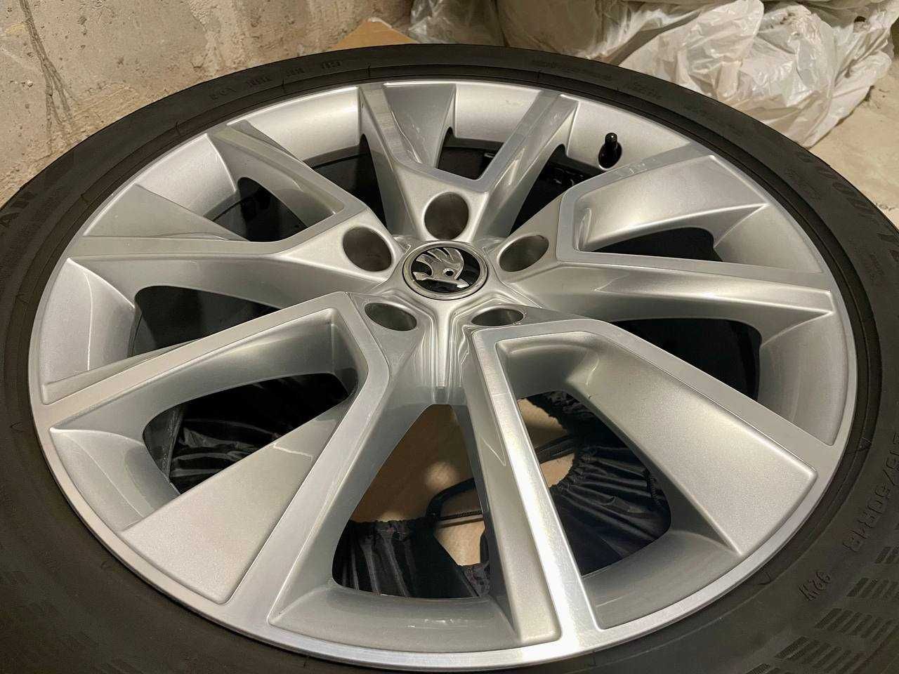 Комплект оригінальних коліс літо Goodyear R18 215/50 з дисками Skoda