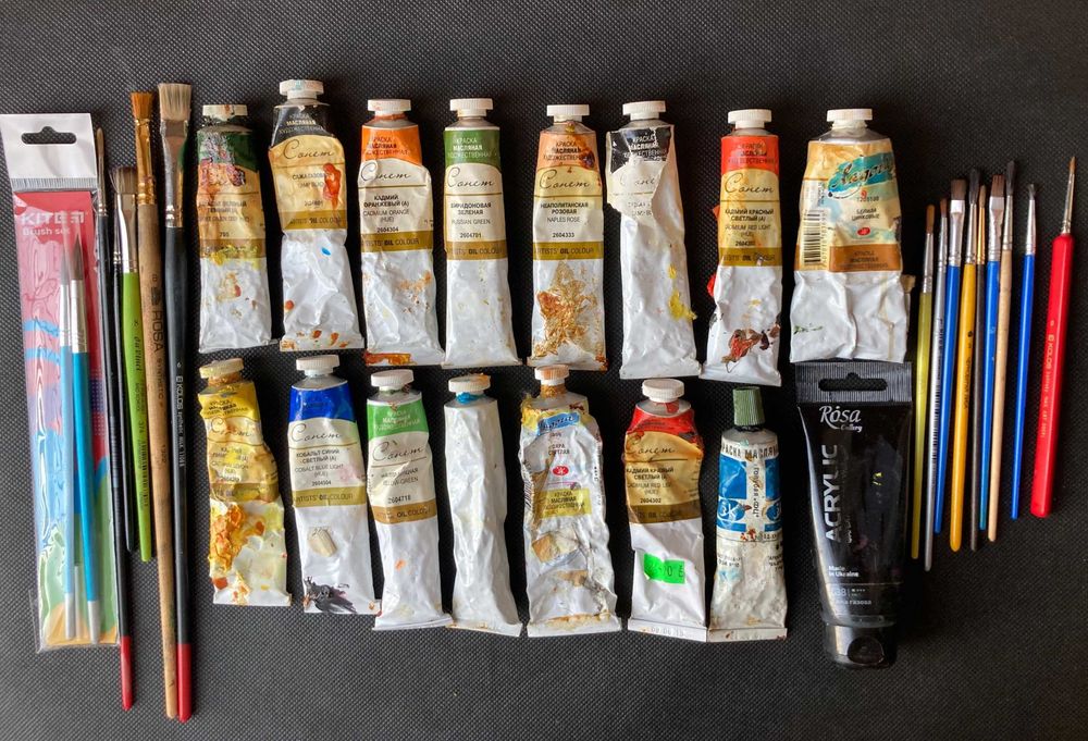 Разные краски, кисточки Сонет, Ладога