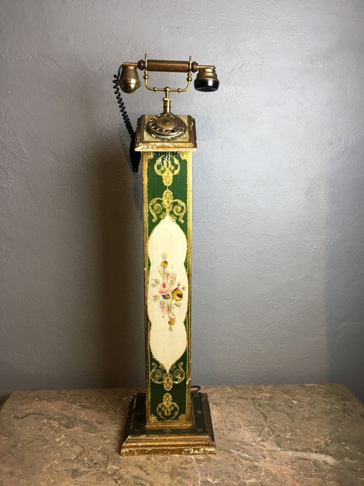 Telefone antigo em coluna pintado em talha dourada