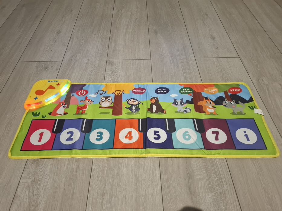 Edukacyjna mata grająca i świecącą nowa