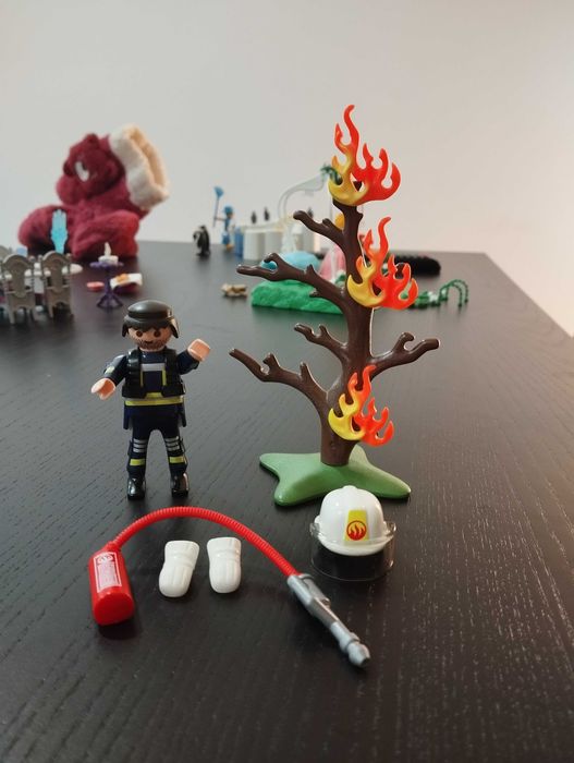 Playmobil Special Plus - Bombeiro com Árvore em Chamas