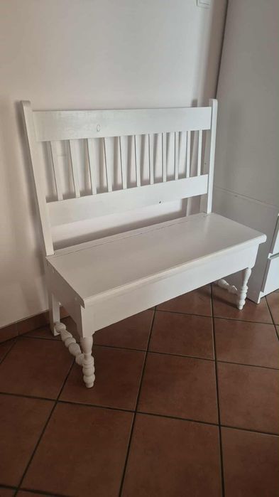 Ławeczka ozdobna na działkę, ogród biała.