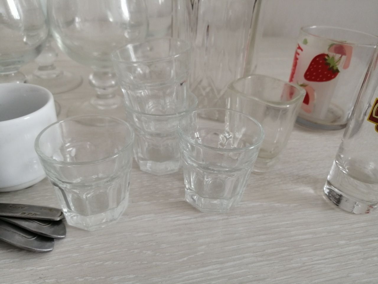 Чашки рюмки бокалы вилки графин