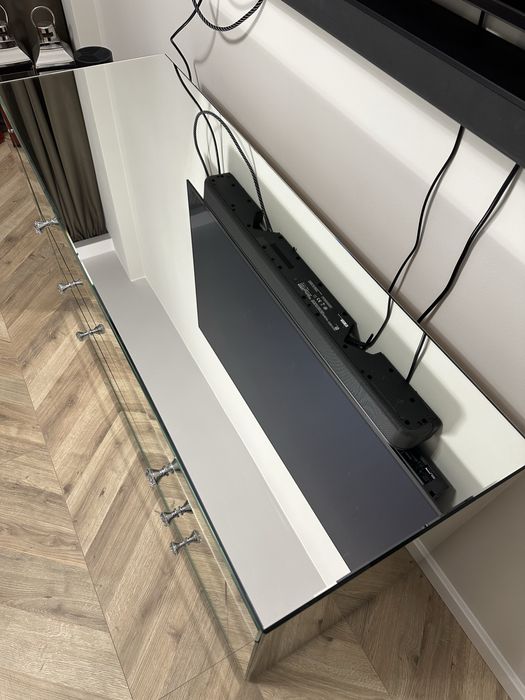 Komoda lustrzana z krysztalowymi uchwytami