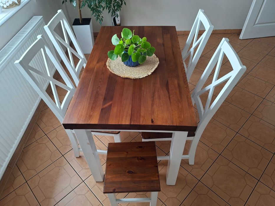 Stół kuchenny  + 4 krzesła i dwa taborety