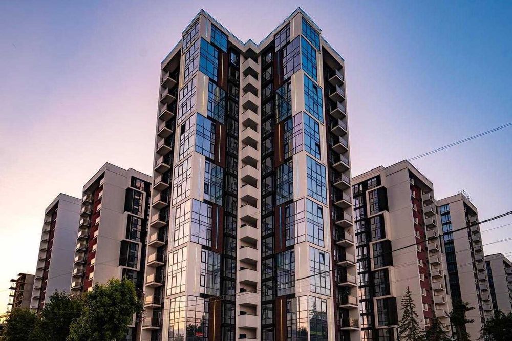 Продаж пентхаусу з виглядом на гори та озеро