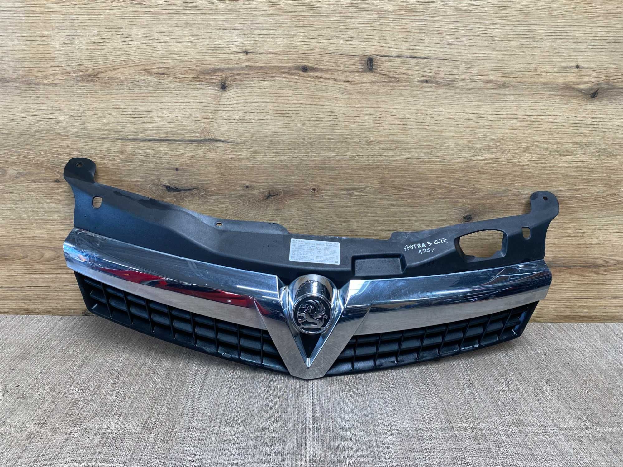 Grill atrapa zderzaka Opel Astra III Gtc