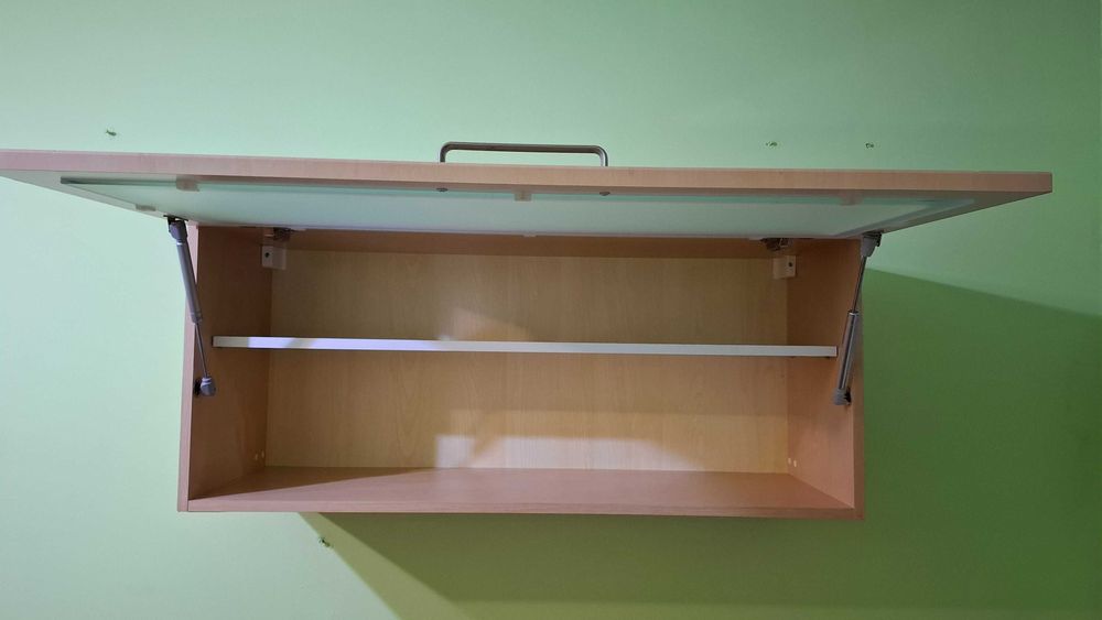 szeroka półka wisząca ze szklanymi drzwiami