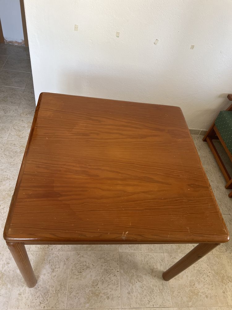 Mesa de madeira quadrada