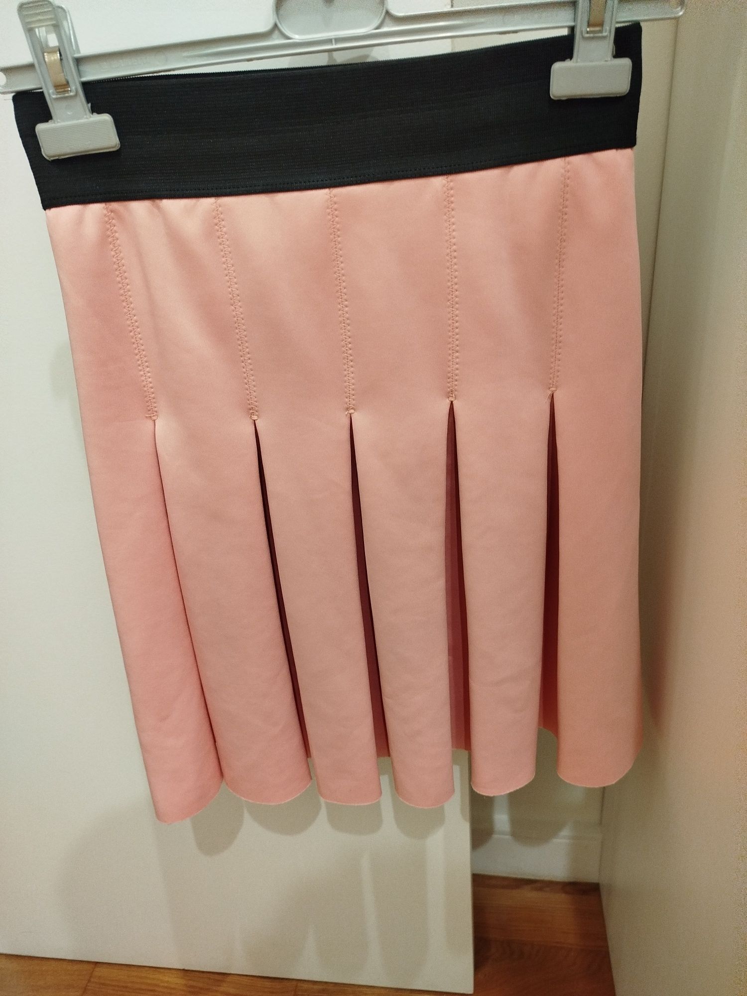 Venda de saia rosa com um cinto preto