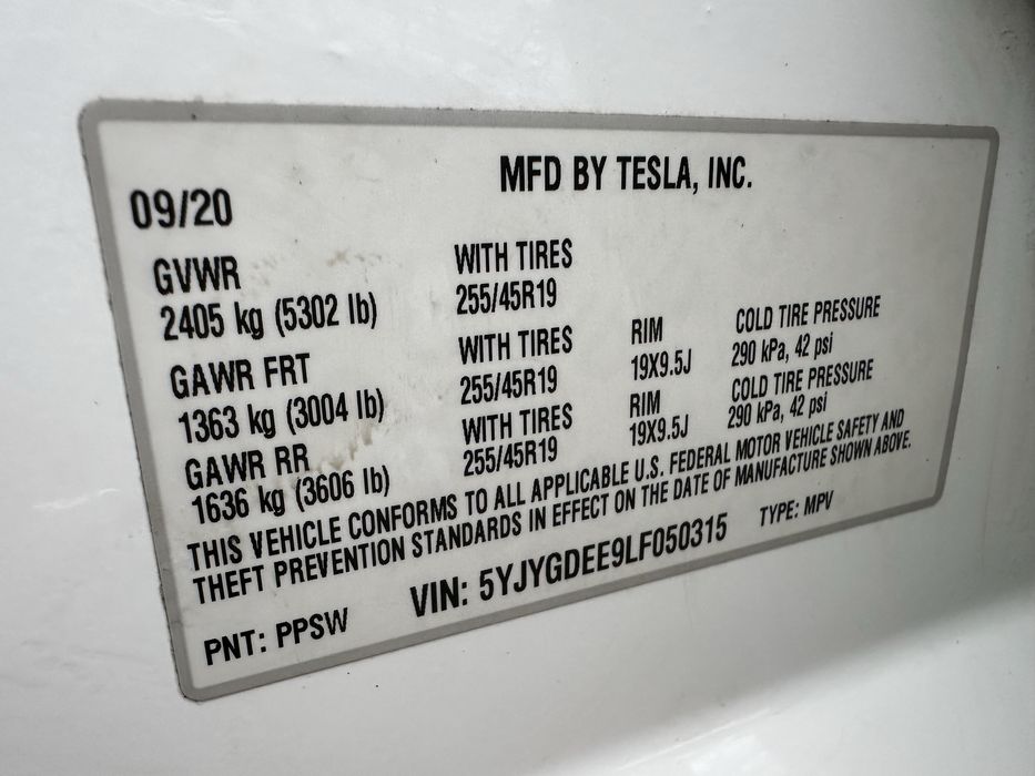 Tesla model Y ціла не биток long range