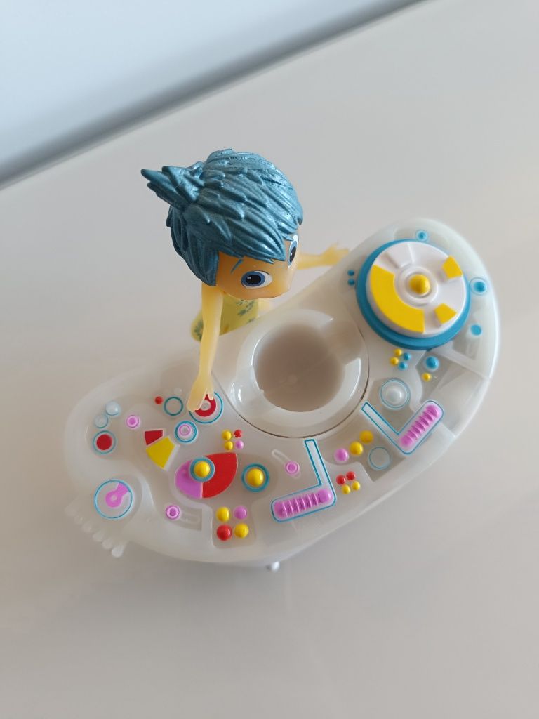 Inside Out boneca Joy Alegria com consola