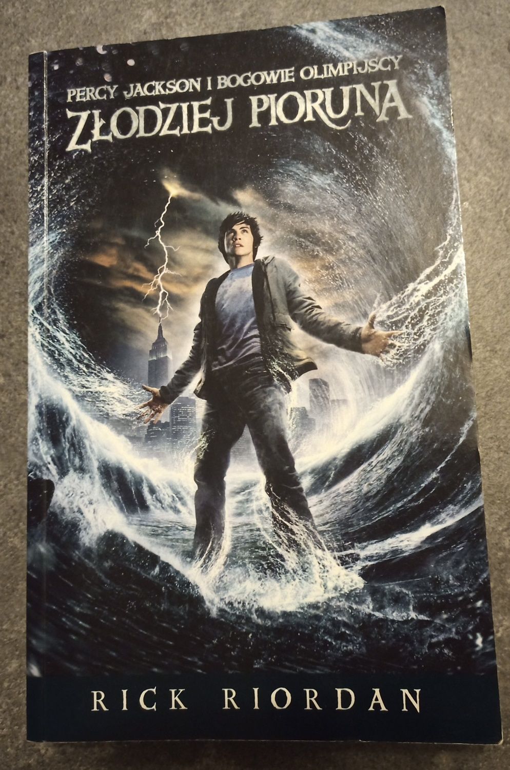 Rick Riordan "Percy Jackson i bogowie olimpijscy. Złodziej pioruna"