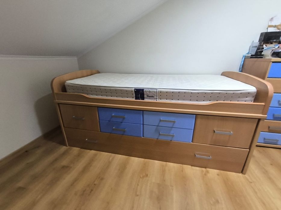 Quarto para jovens com 2 camas e camiseiro