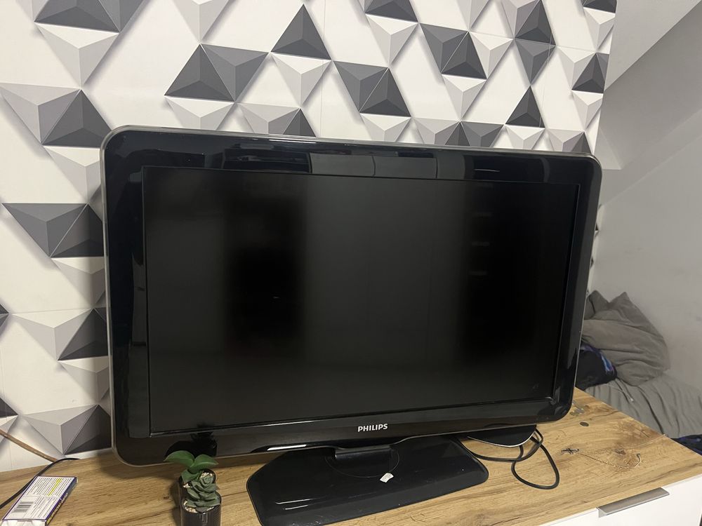 Konsola ps4 z jednym padem i telewizorem