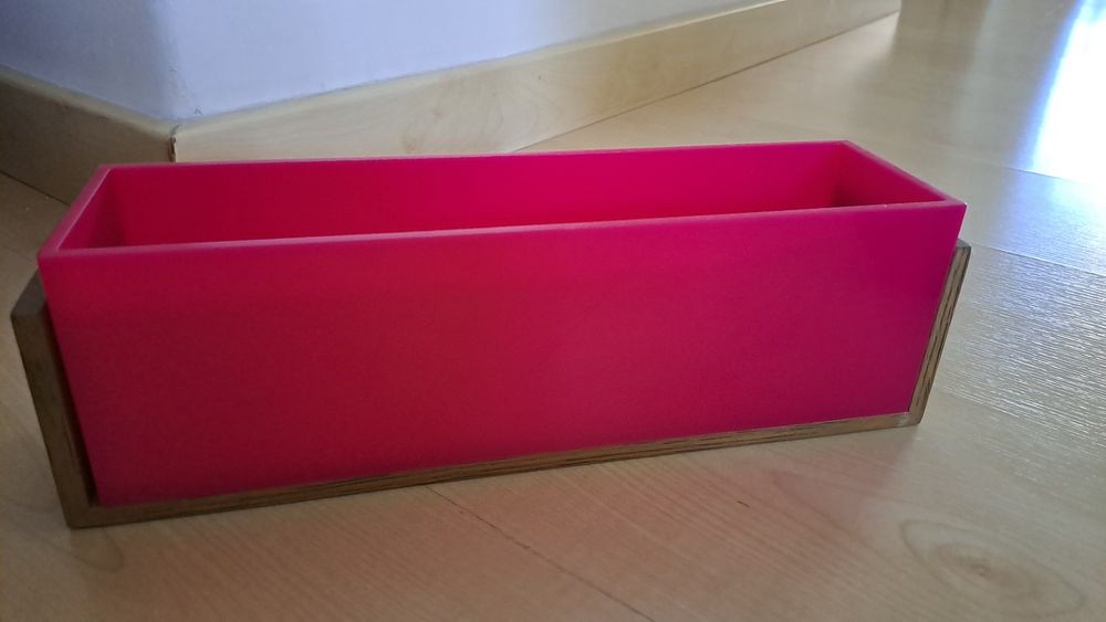 Porta velas com base em madeira e laterais em acrilico rosa