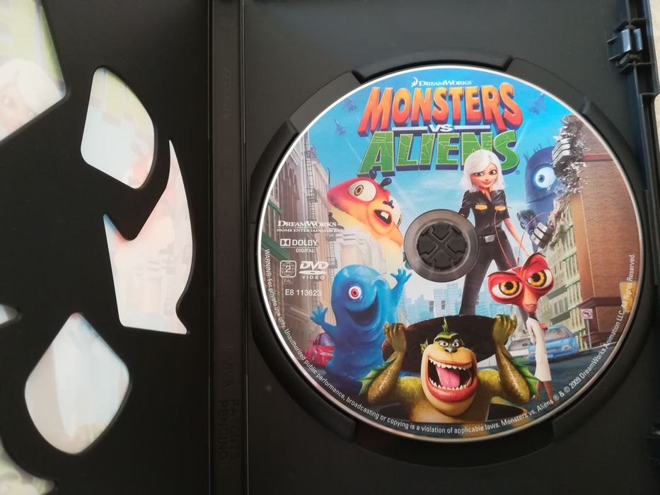 DVD Infantil "Monstros vs Aliens"