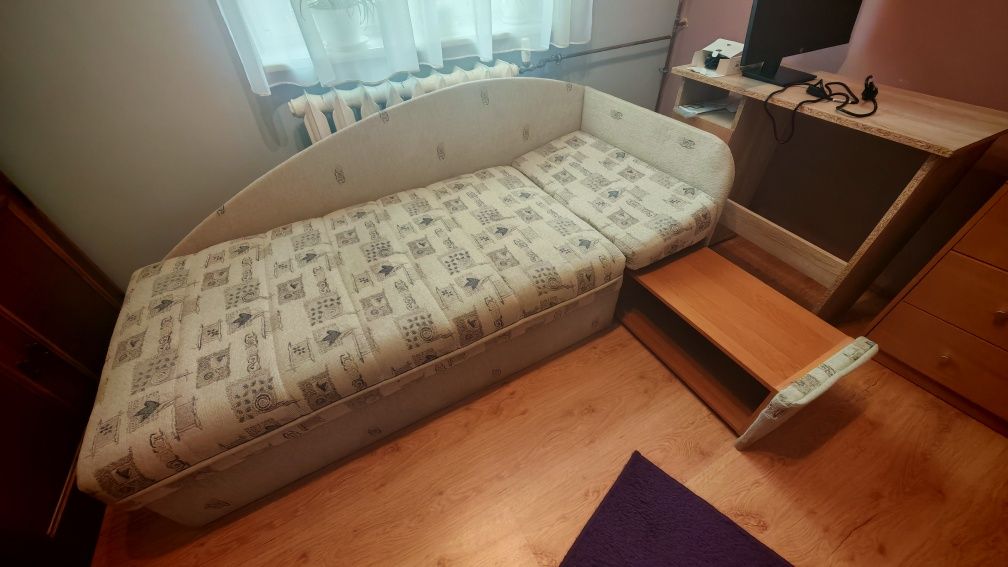 Kanapa 200 x 90 z pojemnikiem i szafką.