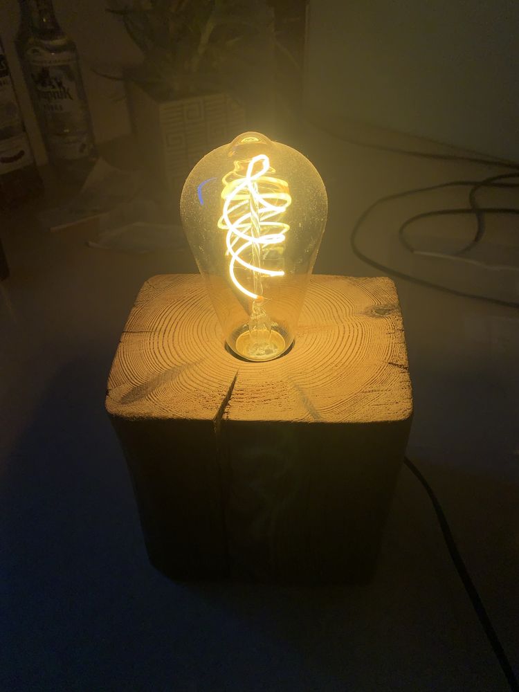 Ręcznie robiona lampka loftowa z drewna i żarówką Edison LED