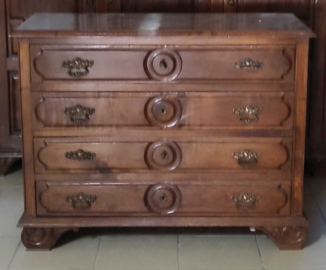 Cómoda em madeira