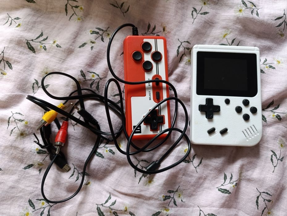 Приставка Plus з піксельними іграми