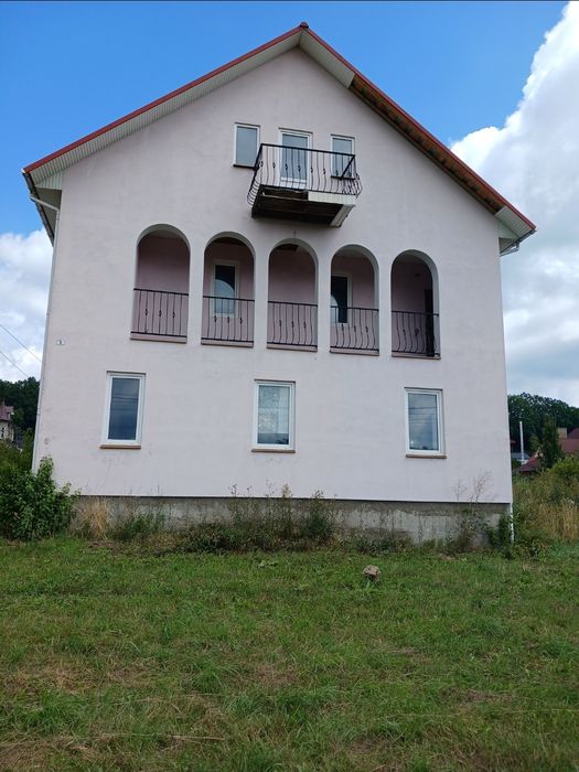 Продається двох поверховий будинок в Сторожинці