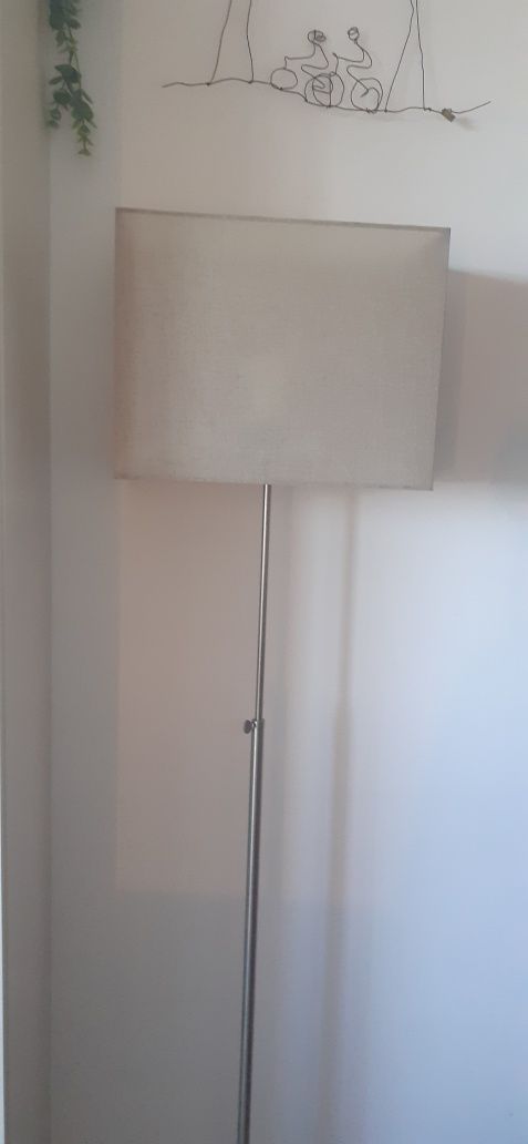 Candeeiro de pé alto com abajour em organza fortalecida