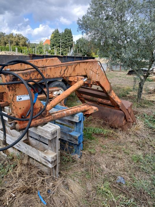 Vendo carregador frontal para trator