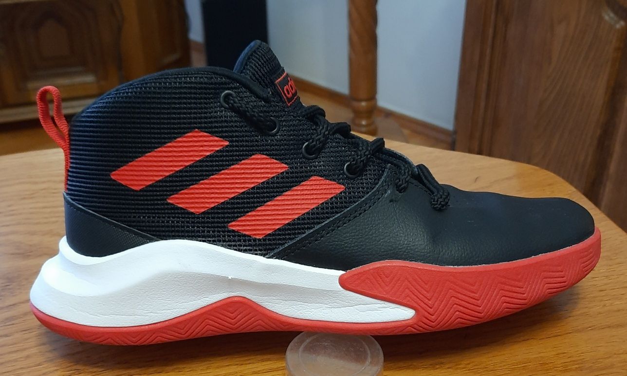 Кросівки adidas OWNTHEGAME K WIDE (розмір 37/24см) в ідеальному стані