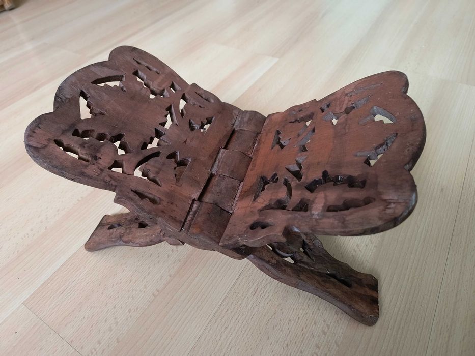 Drewniany stojak na książkę