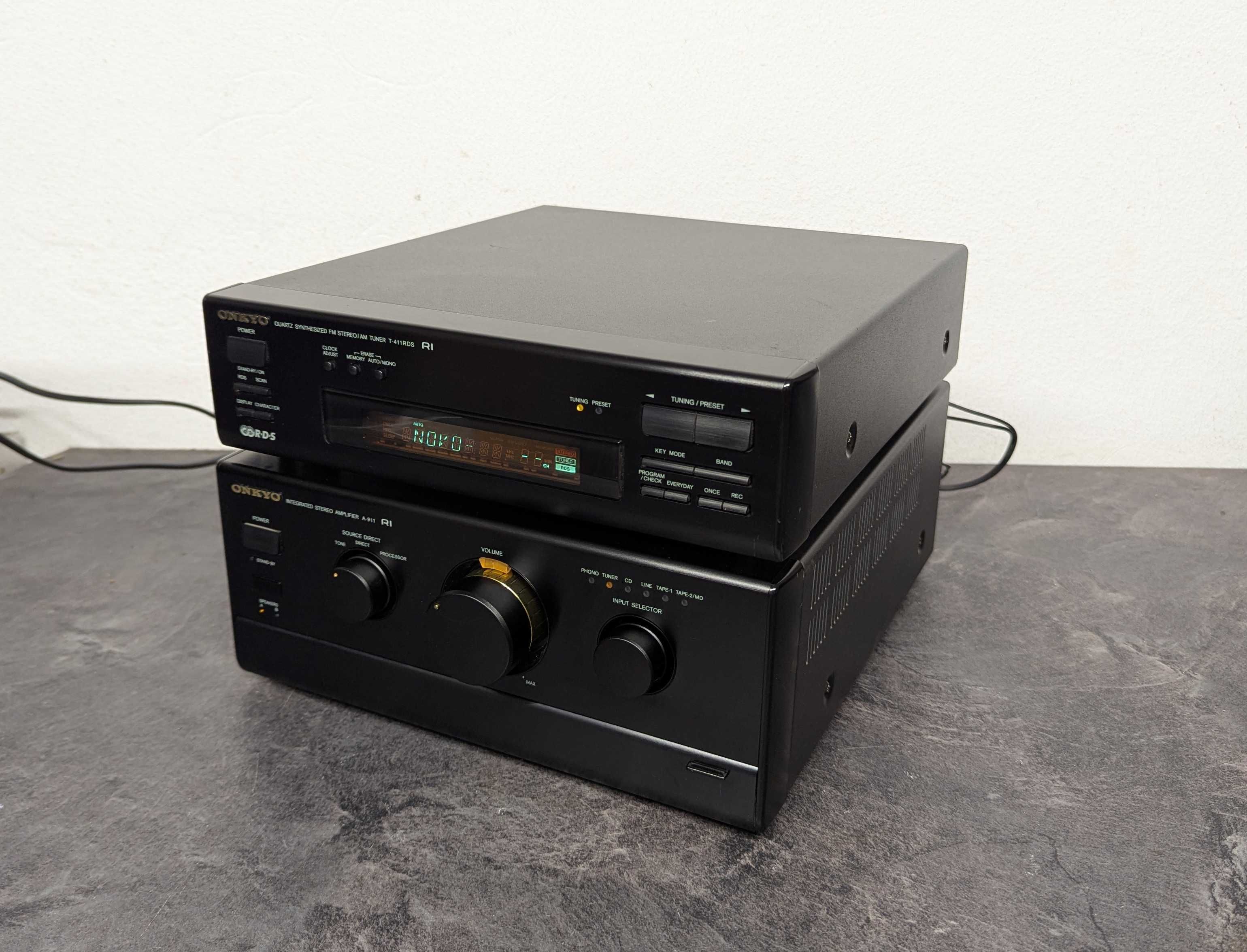 Комплект, стерео підсилювач Onkyo A-911 та тюнер Onkyo T-411.