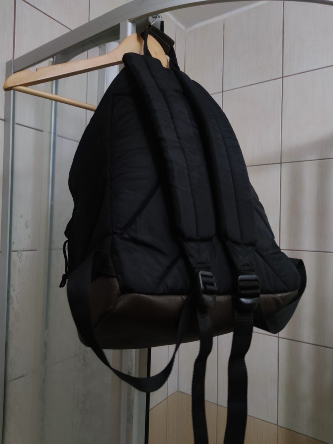 plecak unisex Eastpack elegancki. czarny rozsuwany suwak zasuwany wore