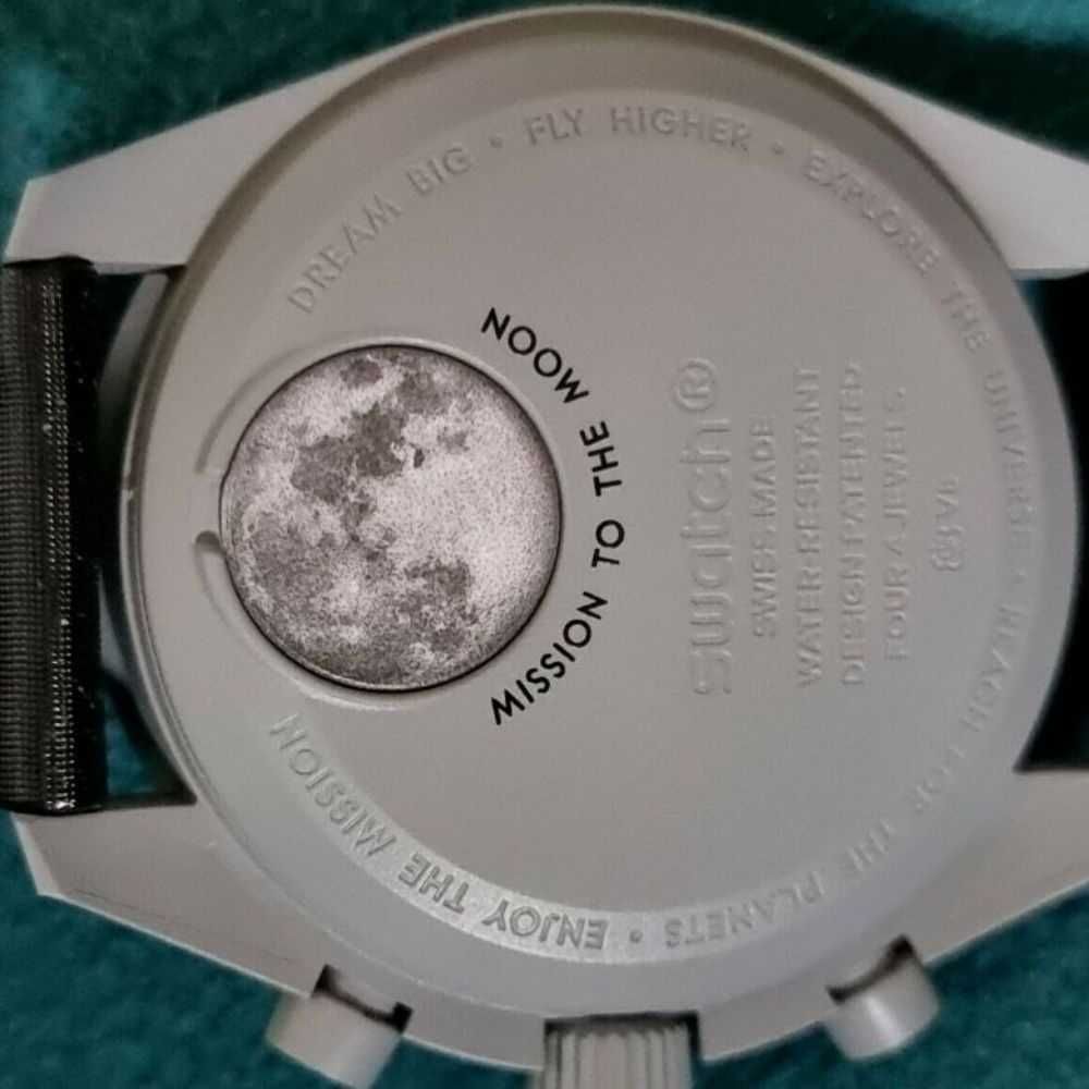 Omega x Swatch: Księżycowa Kolekcja z SO33M100