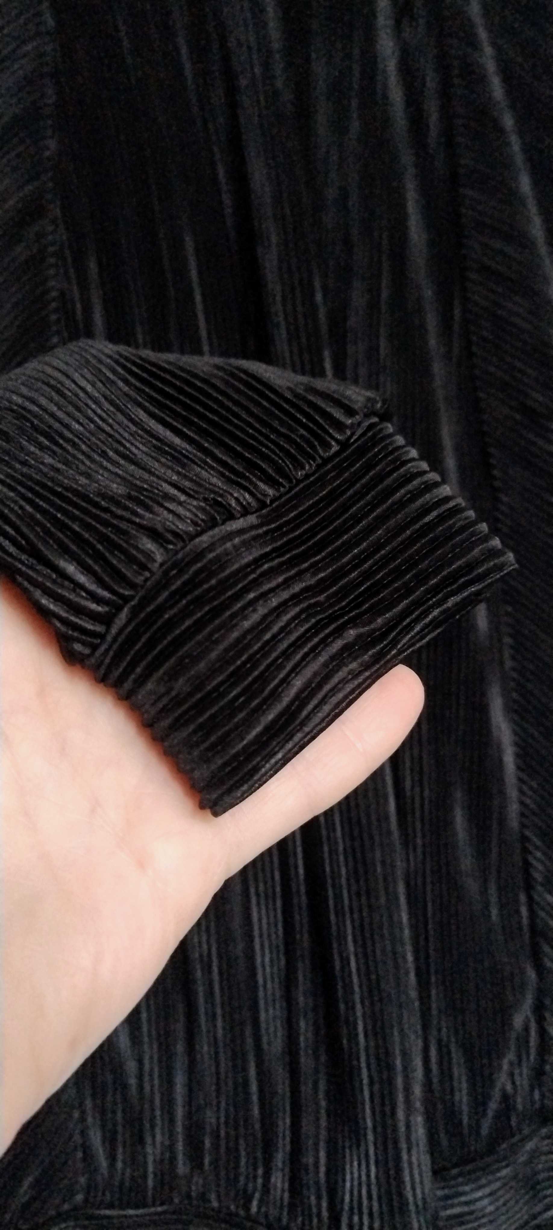 Czarna bluzka prążkowana, lejący materiał połyskujący,z dł rękawem