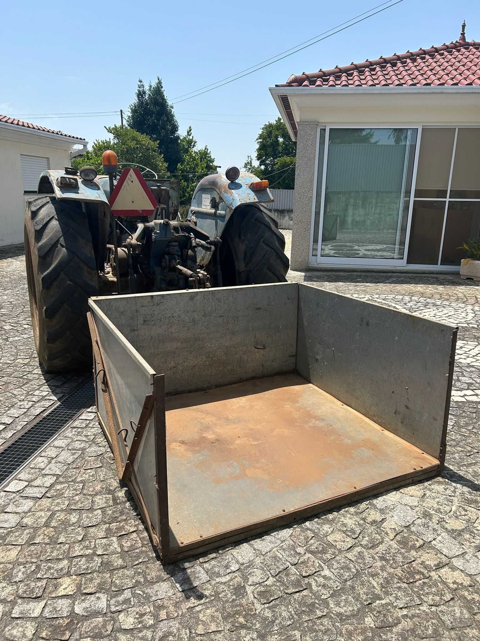 Tractor leyland 270 com plataforma traseira