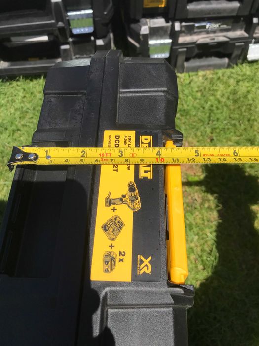 Ящик Dewalt для шуруповертів,для акумуляторів на 4-5Ан, оригінал