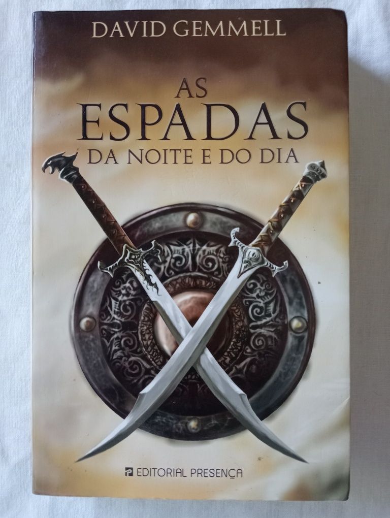 Livro As Espadas da Noite e do Dia -  David Gemmell