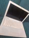 MacBook biały Apple