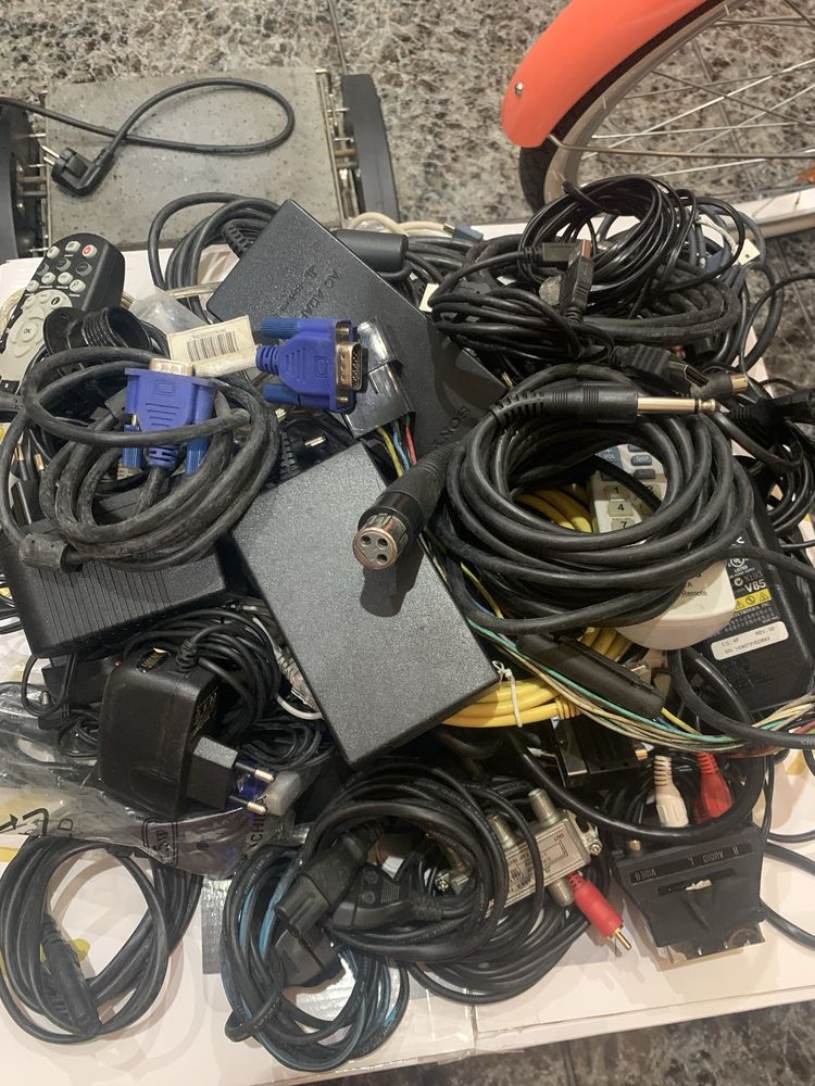 Varios cabos eletricos de computadores, comandos, carregadores etc….