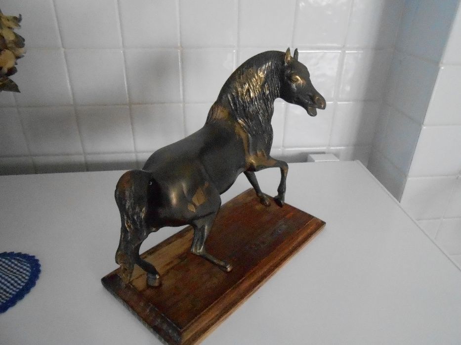 Estátua de bronze cavalo