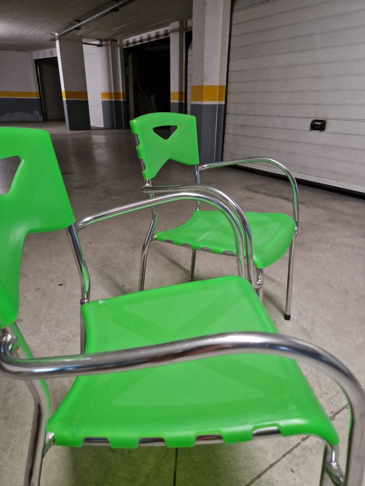 Duas cadeiras verdes