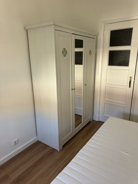 3 camas com estrados e colchões, 2 roupeiros e 2 mesas de cabeceira